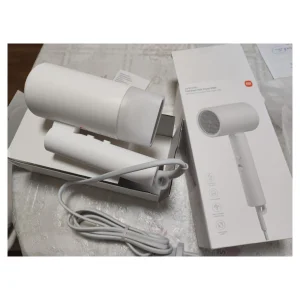 سشوار مسافرتی 1600 وات شیائومی مدل CMJ04LXEU، موتور AC، وزن 400 گرم، دارای سری متمرکز‌کننده باریک با ویژگی صاف‌کنندگی، حجم‌دهندگی، با قابلیت باد سرد