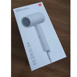 سشوار مسافرتی 1600 وات شیائومی مدل CMJ04LXEU، موتور AC، وزن 400 گرم، دارای سری متمرکز‌کننده باریک با ویژگی صاف‌کنندگی، حجم‌دهندگی، با قابلیت باد سرد