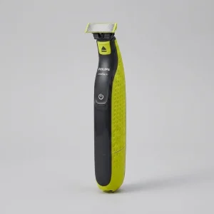 ماشین اصلاح موی صورت فیلیپس مدل QP2824 با تیغه استیل پیشرفته ضد آلرژی، قابلیت اصلاح صفر با اندازه 0.1 میلی‌متر، 5 عدد شانه متنوع، ضد آب و شارژی با 45 دقیقه زمان استفاده و اصلاح سریع صورت در 4 دقیقه
