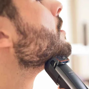 ماشین اصلاح موی صورت فیلیپس مدل BT5200/16 با تیغه‌های استیل ضدزنگ خود تیزشونده، طول اصلاح 0.4 تا 10 میلی‌متر، قابلیت استفاده با باتری و برق، شارژ USB یک ساعته و ضدآب با طراحی ارگونومیک و شانه قابل تنظیم دستی
