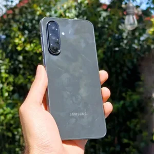 گوشی موبایل سامسونگ مدل Galaxy A36 دو سیم کارت ظرفیت 256 گیگابایت و رم 8 گیگابایت - ویتنام - به همراه شارژر 45 وات سامسونگ، 2 عدد قاب و 1 عدد محافظ صفحه نمایش