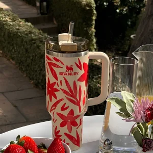 ماگ استنلی با جنس استیل ضدزنگ ۱۸/۸ و قابلیت حفظ دما گنجایش ۱.۱۸ لیتر مدل Resort Floral