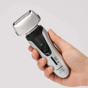 ماشین اصلاح موی صورت پاناسونیک مدل ES-RF31 با قابلیت اصلاح خشک و مرطوب، تنظیم خودکار سرعت موتور، چهار تیغه، حرکت سری در چند جهت، تیغه از آلیاژ نقره و استیل ضد زنگ، باتری قابل شارژ، مقاوم در برابر آب و لغزش
