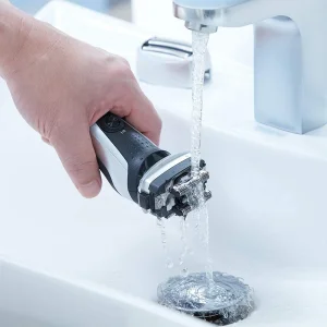 ماشین اصلاح موی صورت پاناسونیک مدل ES-RF31 با قابلیت اصلاح خشک و مرطوب، تنظیم خودکار سرعت موتور، چهار تیغه، حرکت سری در چند جهت، تیغه از آلیاژ نقره و استیل ضد زنگ، باتری قابل شارژ، مقاوم در برابر آب و لغزش