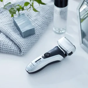 ماشین اصلاح موی صورت پاناسونیک مدل ES-RF31 با قابلیت اصلاح خشک و مرطوب، تنظیم خودکار سرعت موتور، چهار تیغه، حرکت سری در چند جهت، تیغه از آلیاژ نقره و استیل ضد زنگ، باتری قابل شارژ، مقاوم در برابر آب و لغزش