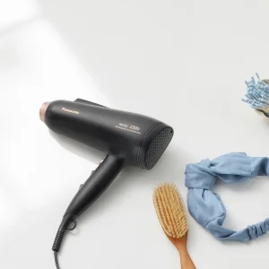 سشوار حرفه‌ای پاناسونیک مدل EH-NE86 با موتور AC قدرتمند 2300 وات، فناوری تولید یون دائمی، سنسور کنترل گرما، شات سرد، طراحی ارگونومیک، تنظیم حرارت و سرعت دو حالته، دارای نازل حجم‌دهنده و وزن 470 گرم