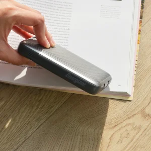 پاوربانک 22.5 وات انرجایزر مدل UE10091PQ ظرفیت 10000 میلی‌آمپرساعت به همراه دو کابل متصل USB-C و لایتنینگ