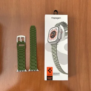 بند اسپیگن مدل Rugged Armor مناسب برای اپل واچ 42 / 44 / 45 / 49 میلی متری