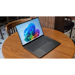 لپ‌تاپ مایکروسافت مدل Surface Laptop 7 Copilot Plus PC با پردازنده Snapdragon X Plus، رم LPDDR5x 16GB با فرکانس 8448MHz، حافظه SSD با ظرفیت 512GB، نمایشگر لمسی 13.8 اینچ PixelSense Flow با نرخ به‌روزرسانی 120Hz، سیستم‌عامل Windows 11