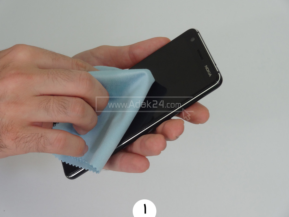 Huawei Y7 2019 تمیز کردن صفحه نمایش با دستمال میکروفیبر