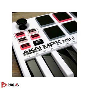 MPK_MINI_MKII_White_4.jpg