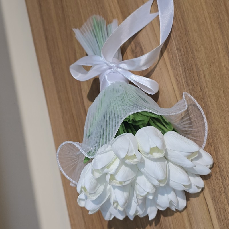 دسته گل عروس لاله با تور سفید