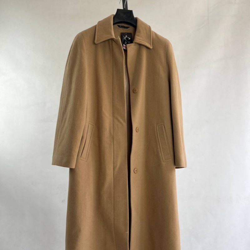 پالتو کرم رنگ زنانه بلند با طراحی کلاسیک و دکمه‌های جلو