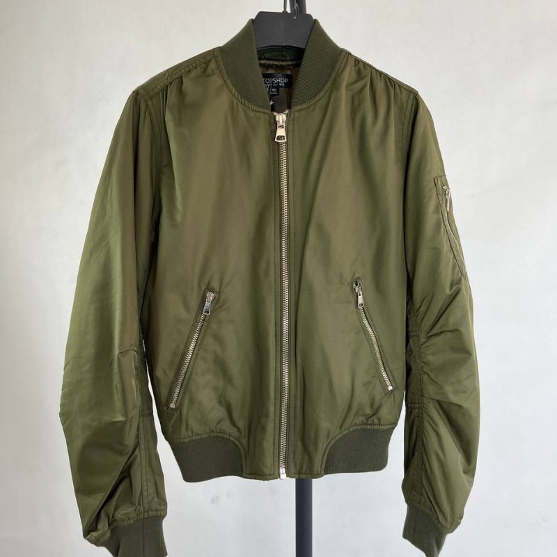 کاپشن بمبری سبز ارتشی زنانه با طراحی اسپرت و جیب‌های کاربردی