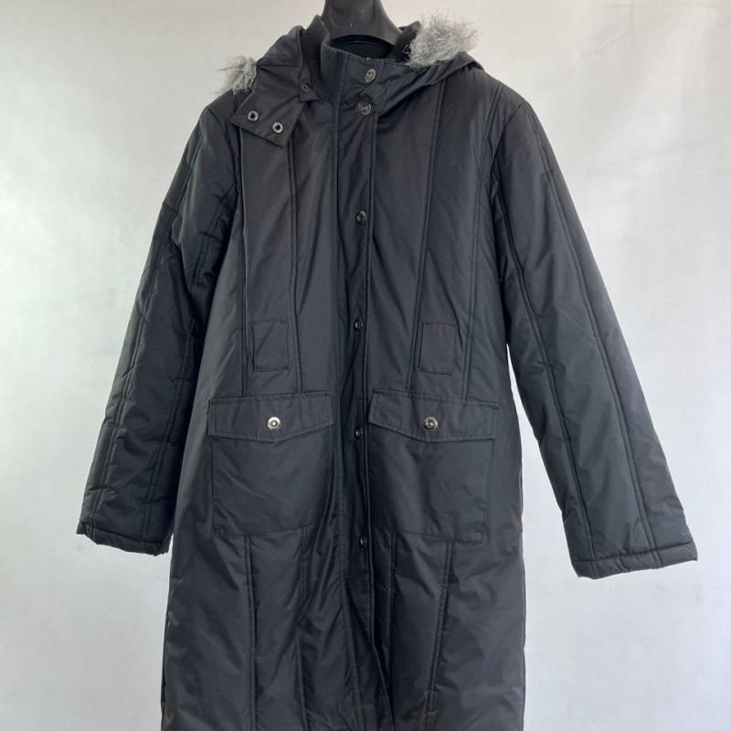 کاپشن مشکی زنانه بلند با خز طبیعی در کلاه و جیب‌های دکمه‌دار