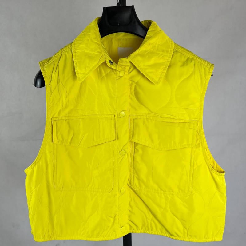 کاپشن زنانه کوتاه زرد با جیب‌های جلو و طراحی جذاب