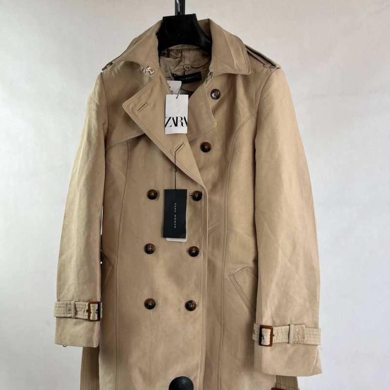 کاپشن کرم زنانه با دکمه‌های فلزی و طراحی شیک برای فصل‌های سرد