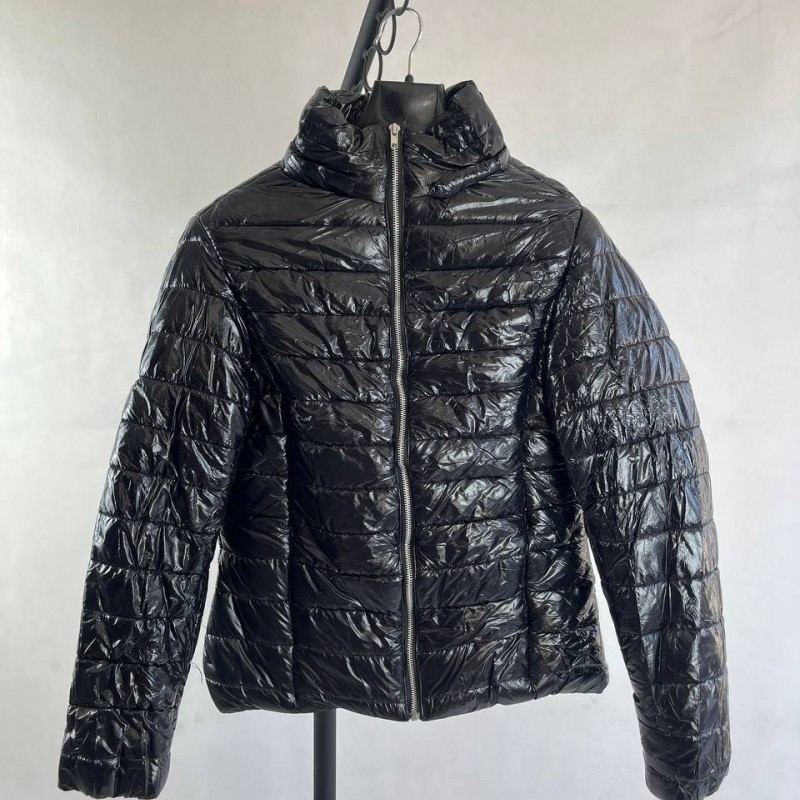 کاپشن زنانه مشکی کوتاه براق با طراحی مدرن و راحت