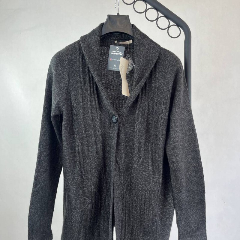 بافت زنانه مشکی با دکمه جلو – استایل راحت و شیک برای هر روز