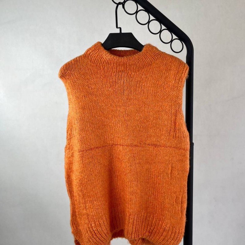 ژاکت بدون آستین نارنجی زنانه - راحتی و گرما با طراحی خاص