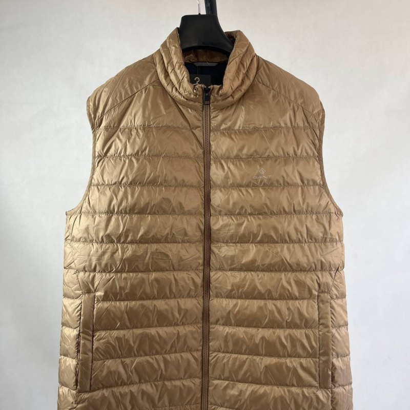 جلیقه مردانه طلایی پفی سبک زیپ‌دار برند GANT