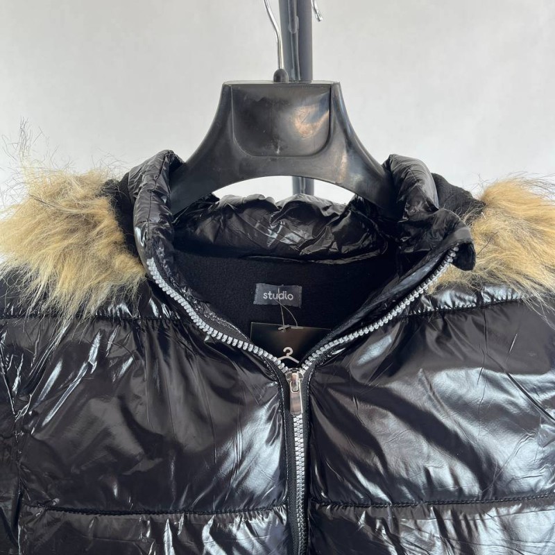 کاپشن زنانه مشکی براق با خز دور کلاه برند STUDIO