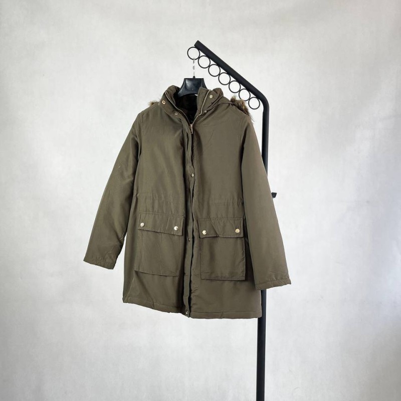 کاپشن سبز رنگ زنانه با کلاه خزدار و جیب‌های دکمه‌دار