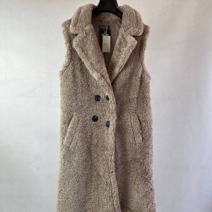 پالتو بدون آستین خزدار کرم رنگ زنانه با طراحی متفاوت و مدرن