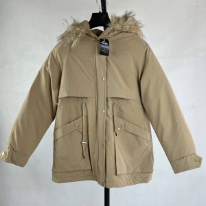 کاپشن خزدار زنانه کرم رنگ با طراحی شیک و جیب‌های کاربردی