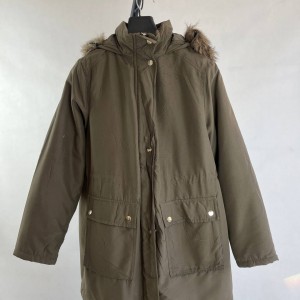 کاپشن سبز رنگ زنانه با کلاه خزدار و جیب‌های دکمه‌دار