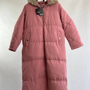 کاپشن صورتی زنانه بلند با خز طبیعی در کلاه و زیپ راحت