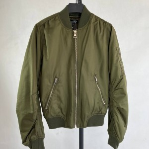 کاپشن بمبری سبز ارتشی زنانه با طراحی اسپرت و جیب‌های کاربردی