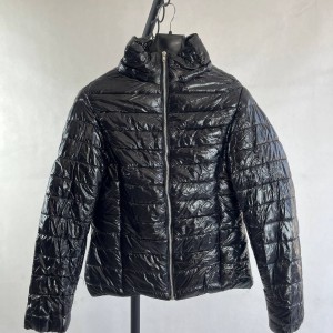 کاپشن زنانه مشکی کوتاه براق با طراحی مدرن و راحت