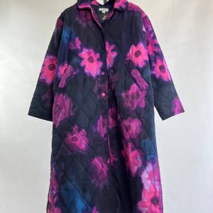 کاپشن زنانه گل‌دار رنگی با طراحی شیک و دکمه‌های جلو