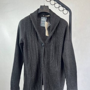 بافت زنانه مشکی با دکمه جلو – استایل راحت و شیک برای هر روز