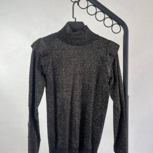 بافت زنانه مشکی براق با طرح گردن ایستاده – درخشندگی و زیبایی در فصول سرد