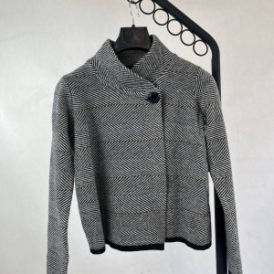 ژاکت زنانه با طرح هاشور دار مشکی و سفید