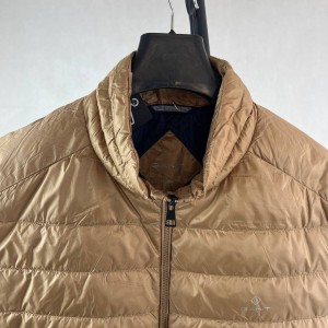 جلیقه مردانه طلایی پفی سبک زیپ‌دار