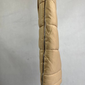 کاپشن کرم  کوتاه با طراحی مینیمالیستی و کلاه