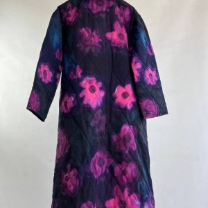 کاپشن زنانه گل‌دار رنگی با طراحی شیک و دکمه‌های جلو