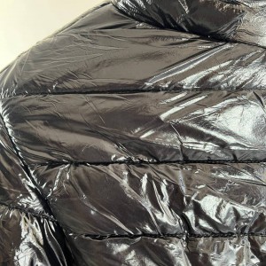 کاپشن زنانه مشکی کوتاه براق با طراحی مدرن و راحت