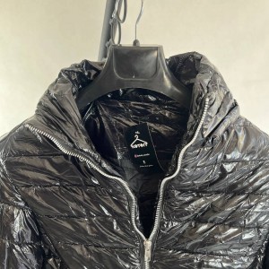 کاپشن زنانه مشکی کوتاه براق با طراحی مدرن و راحت