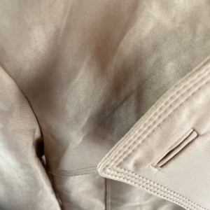 کاپشن کرم زنانه با دکمه‌های فلزی و طراحی شیک برای فصل‌های سرد