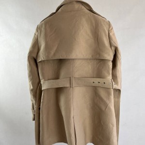 کاپشن کرم زنانه با دکمه‌های فلزی و طراحی شیک برای فصل‌های سرد