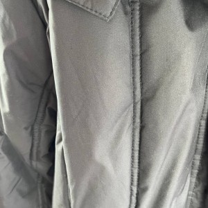 کاپشن مشکی زنانه بلند با خز طبیعی در کلاه و جیب‌های دکمه‌دار