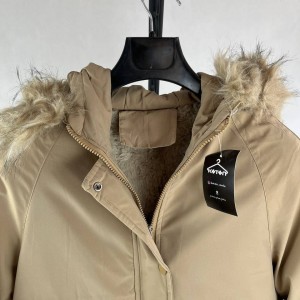 کاپشن خزدار زنانه کرم رنگ با طراحی شیک و جیب‌های کاربردی