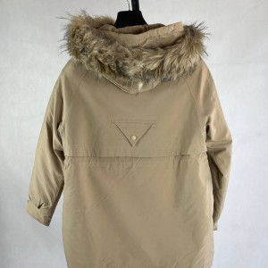 کاپشن خزدار زنانه کرم رنگ با طراحی شیک و جیب‌های کاربردی