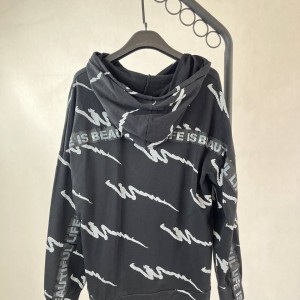 سویشرت مشکی با طرح گرافیکی