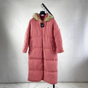 کاپشن صورتی زنانه بلند با خز طبیعی در کلاه و زیپ راحت