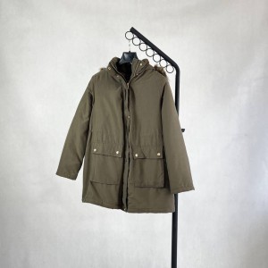 کاپشن سبز رنگ زنانه با کلاه خزدار و جیب‌های دکمه‌دار